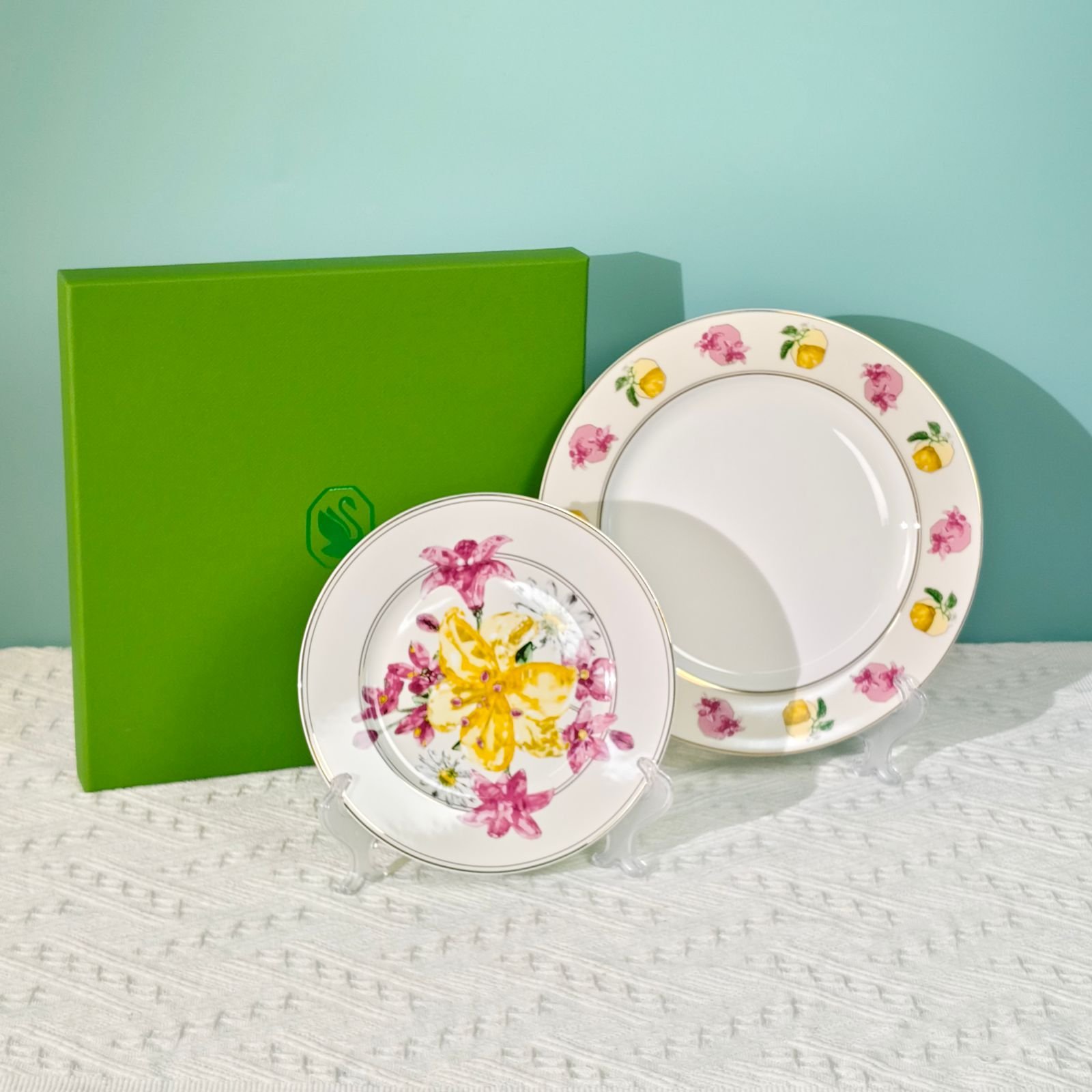 Swarovski Signum plate set of two plates 8 and 10 inches, Marshmallow color